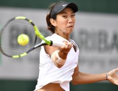 女子网球比赛：法国选手实现逆转